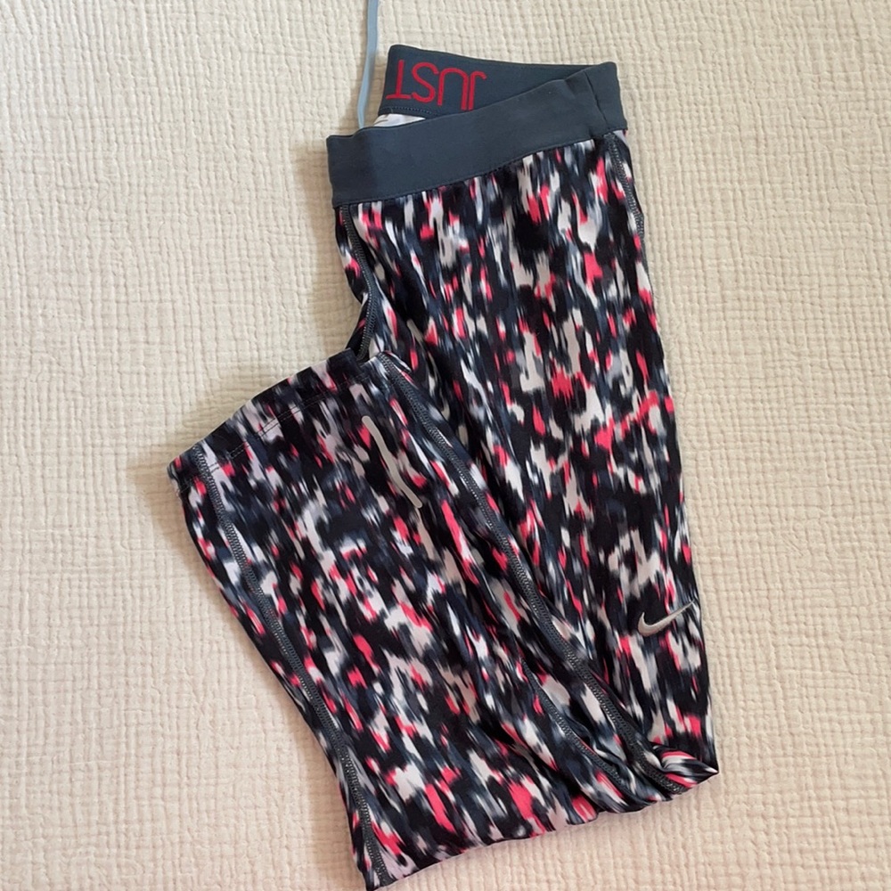 Women’s NIKE crop leggings